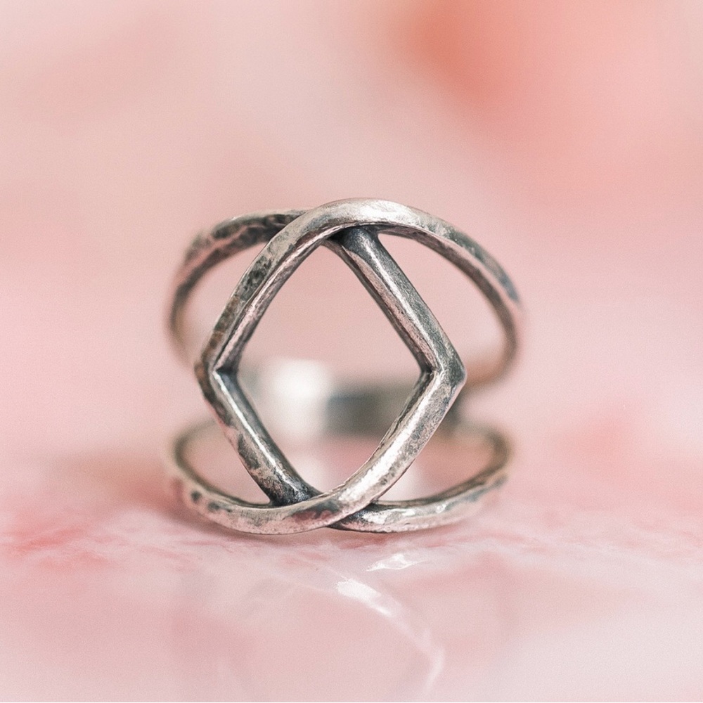 Elegant Silver Geometric Ring